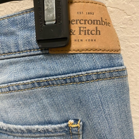 Abercrombie & Fitch Low Rise Light Wash Skinny Jean - Picture 10 of 10